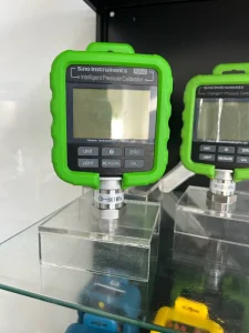 Digital Vacuum Gauge Pressure Calibrator 2500 bar Range 0.025% Accuracy Pressure Sensor